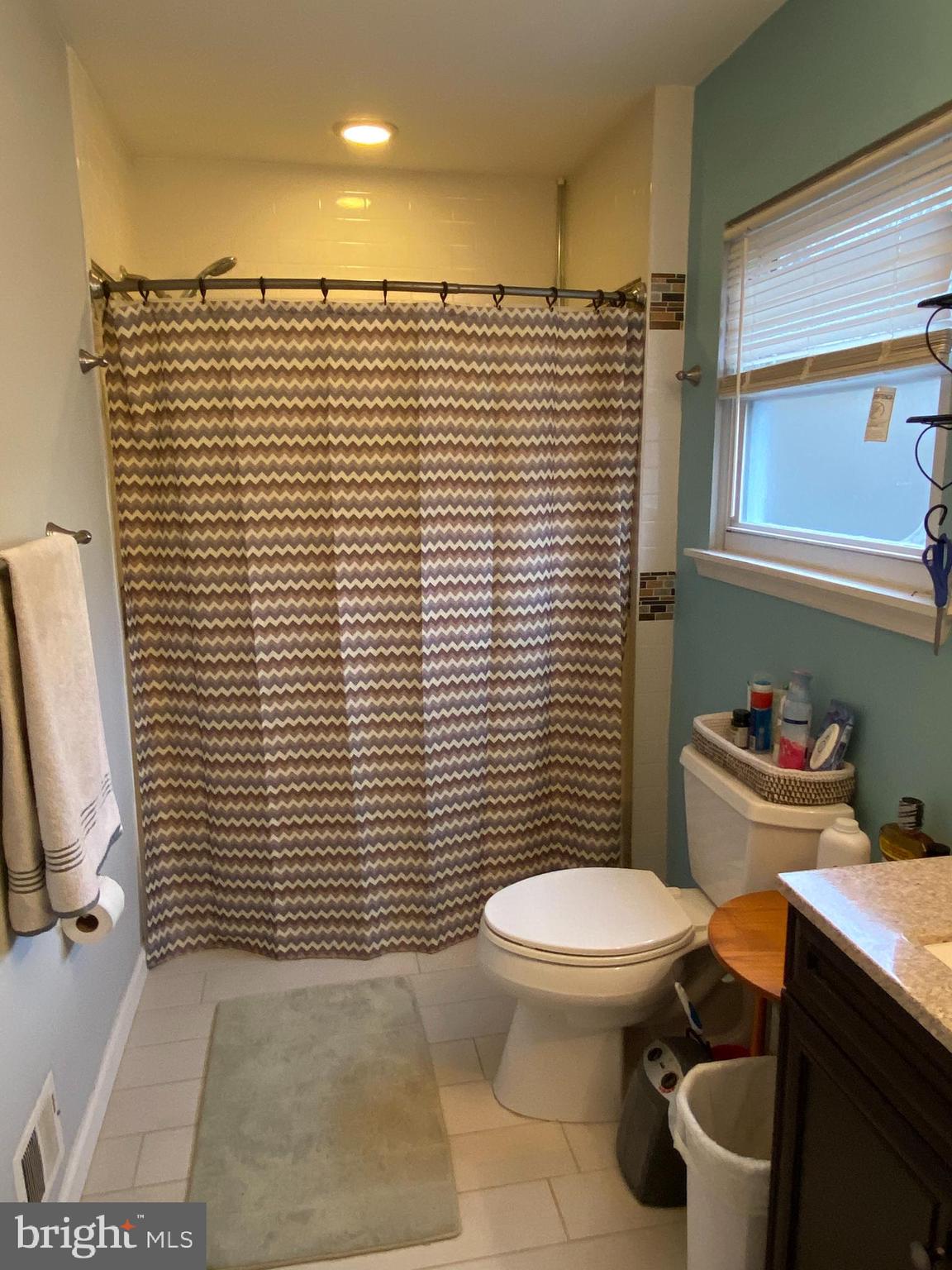 127 Woodstream Road Upper Chichester, PA 19061 - Photo 17 of 25 Hall Bath