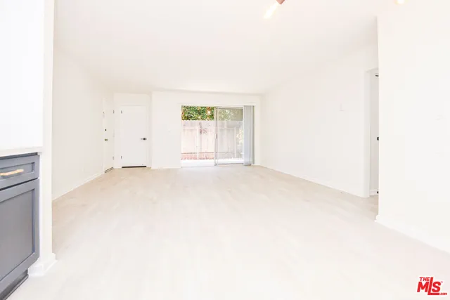 a view of empty room with window