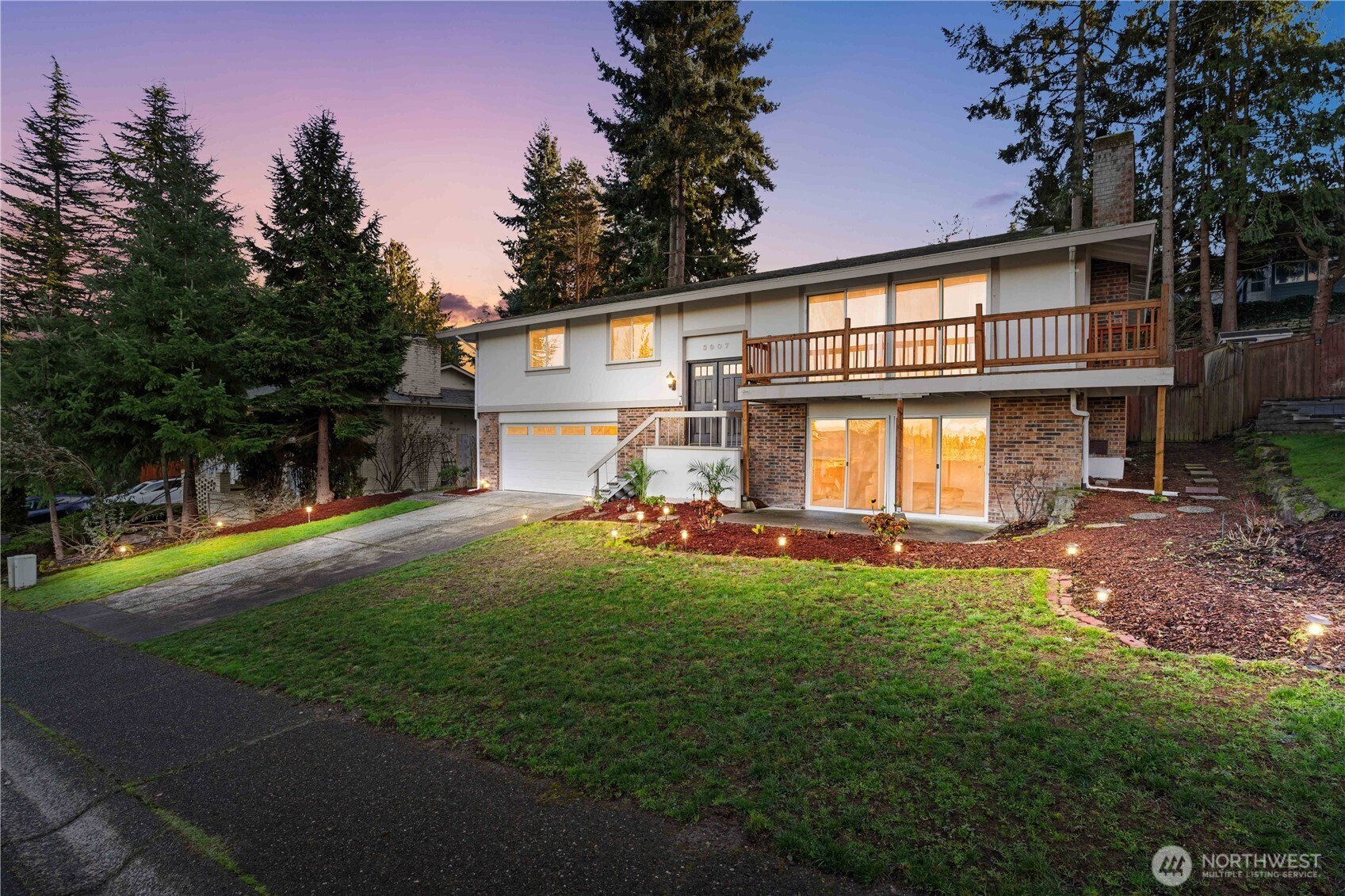 a view of a house with backyard