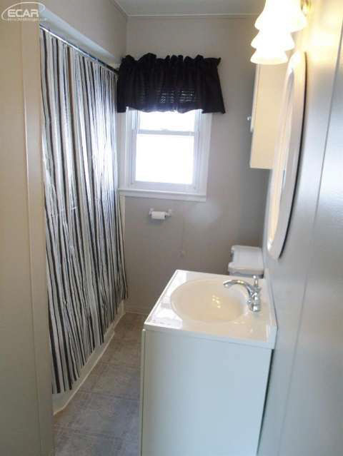 4324 Van Slyke Road Flint, MI 48507 - Photo 15 of 41 20428128-14.JPG