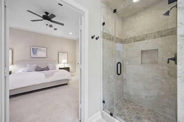 a en suite spacious bathroom with a shower