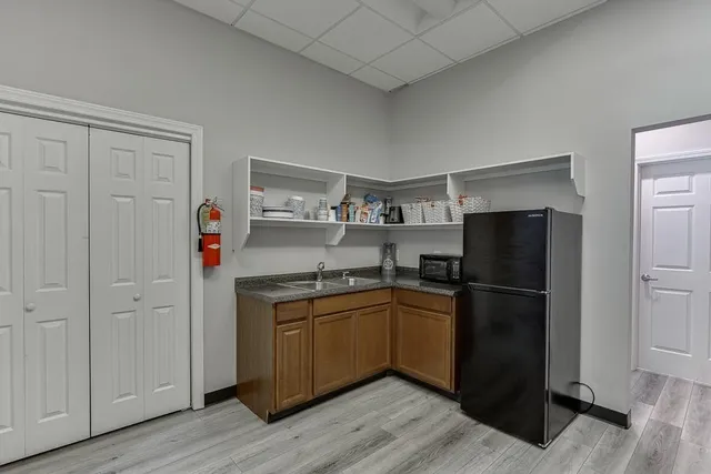 a view of a workspace with furniture