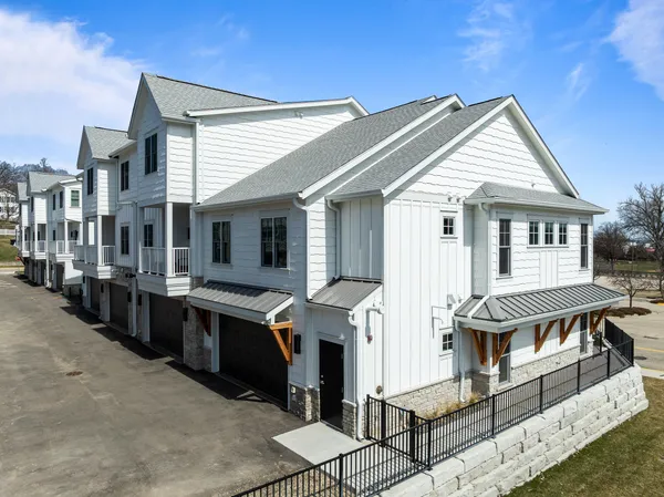 $1,765,000 | 278 High Street, Unit 9, Fontana, WI 53125