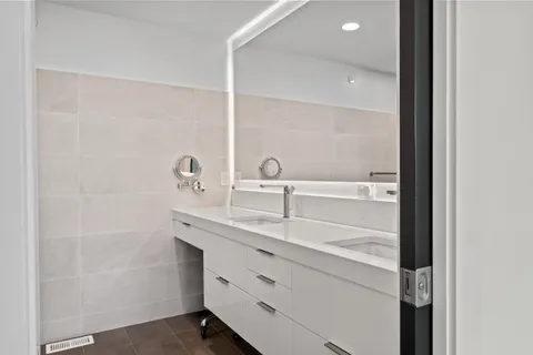 $1,765,000 | 278 High Street, Unit 9, Fontana, WI 53125
