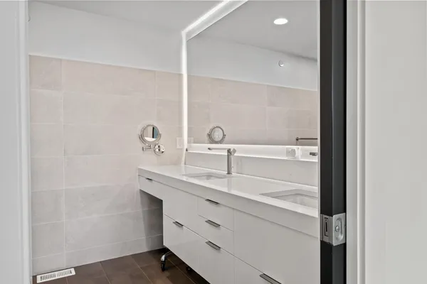 $1,765,000 | 278 High Street, Unit 9, Fontana, WI 53125