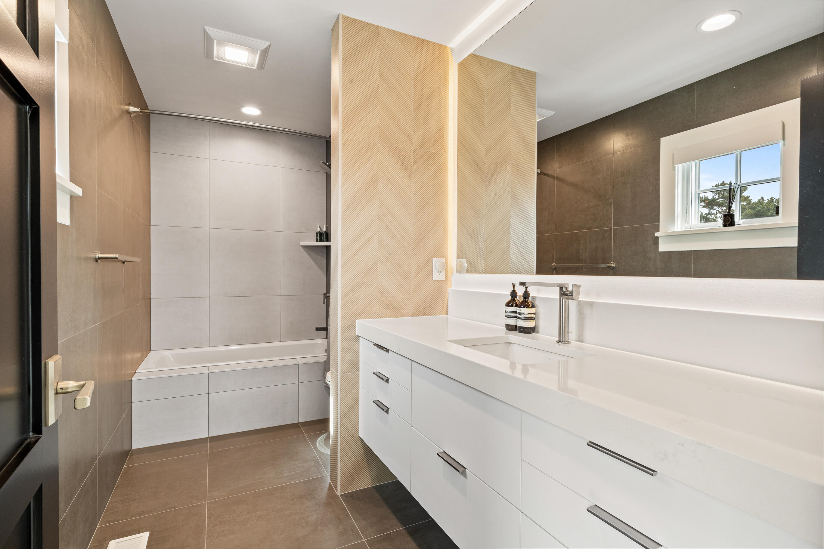 278 High Street, Unit 9 Fontana, WI 53125 - Photo 80 of 115 Second Floor Full Bathroom