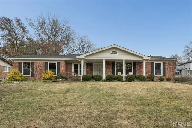 $525,000 | 323 Algonquin Drive, Ballwin, MO 63011