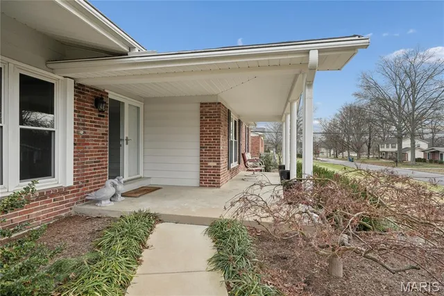 $525,000 | 323 Algonquin Drive, Ballwin, MO 63011