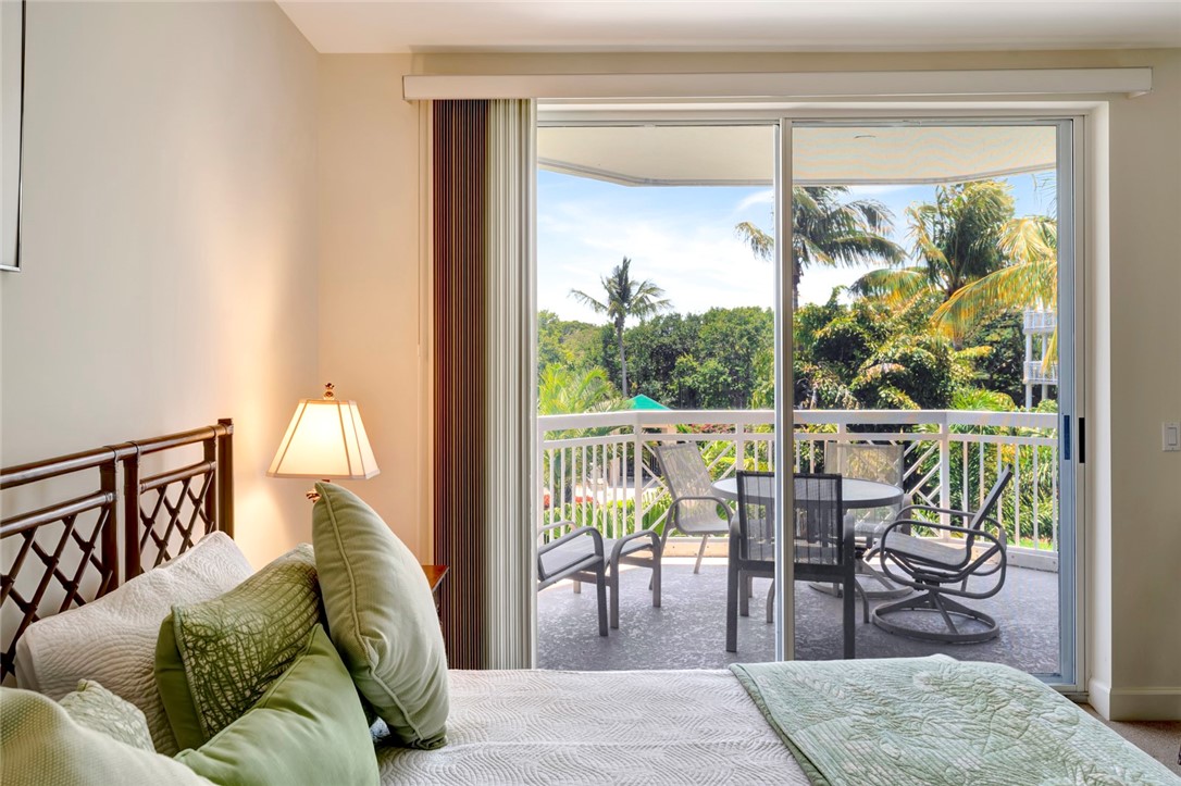 940 Turtle Cove Lane, Unit 208 Vero Beach, FL 32963 - Photo 20 of 35 a living room with furniture and a large window