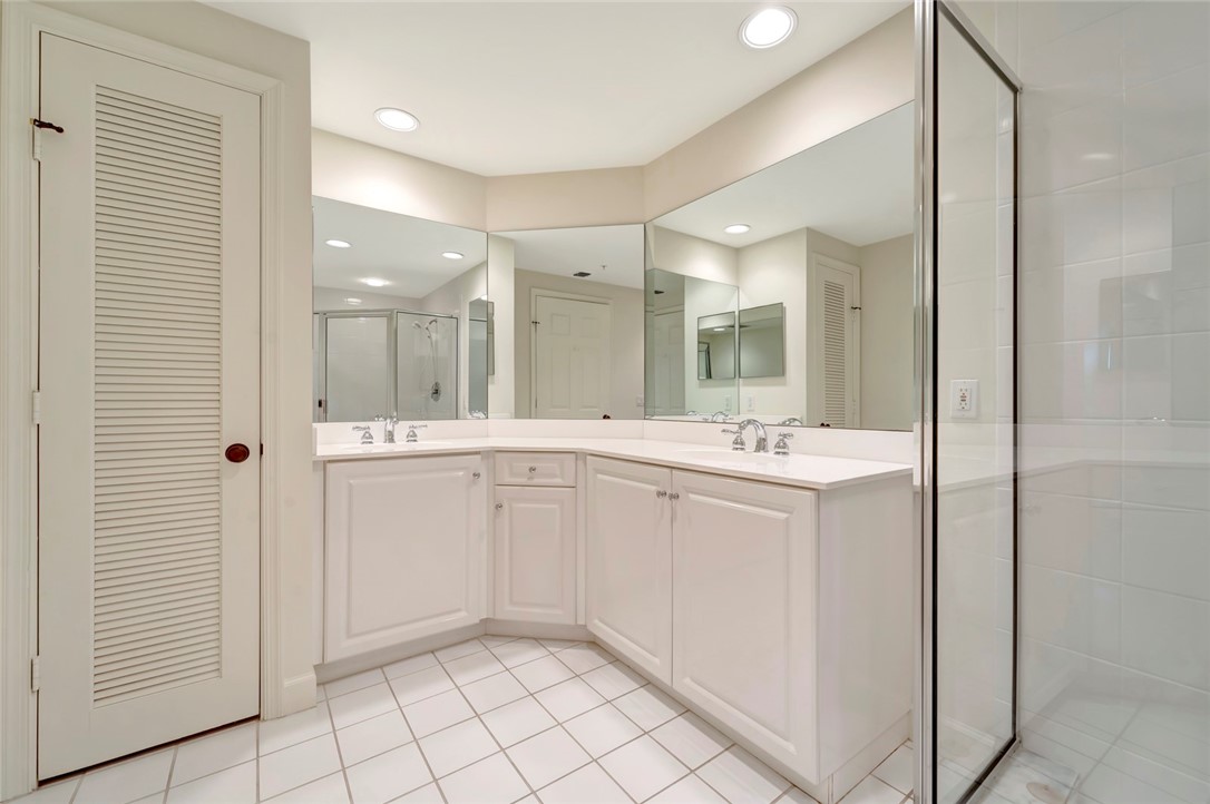 940 Turtle Cove Lane, Unit 208 Vero Beach, FL 32963 - Photo 22 of 35 a bathroom with a sink vanity and a mirror