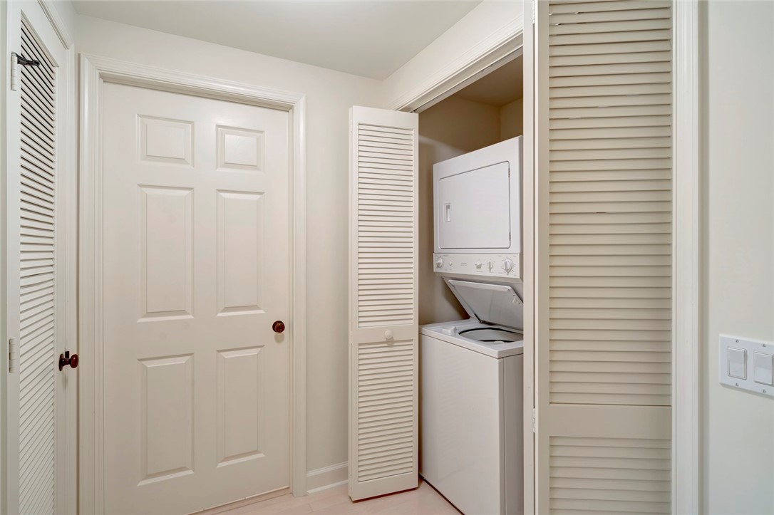 940 Turtle Cove Lane, Unit 208 Vero Beach, FL 32963 - Photo 27 of 35 a bathroom with a window