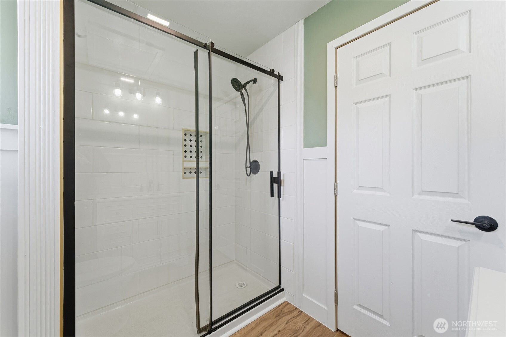 905 Cowl Street Milton Freewater, OR 97862 - Photo 7 of 32 a bathroom with a glass shower door