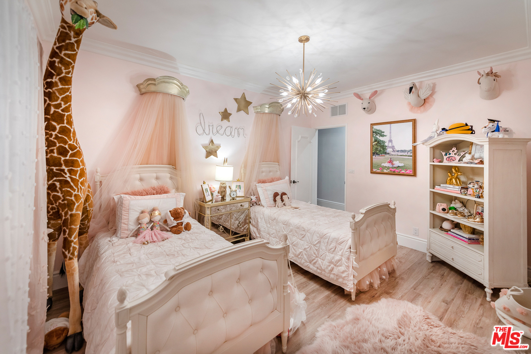 15771 Royal Ridge Road Sherman Oaks, CA 91403 - Photo 24 of 41 Gallery Image 24