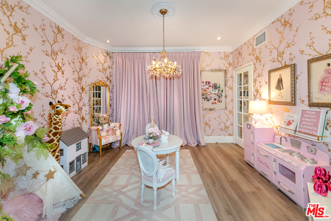 15771 Royal Ridge Road Sherman Oaks, CA 91403 - Photo 27 of 41 Gallery Image 27