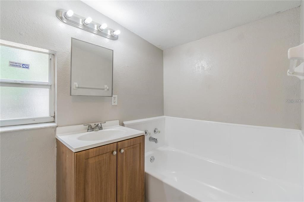 1911 West St Conrad Street Tampa, FL 33607 - Photo 16 of 35 a bathroom with a sink a vanity and a bathtub