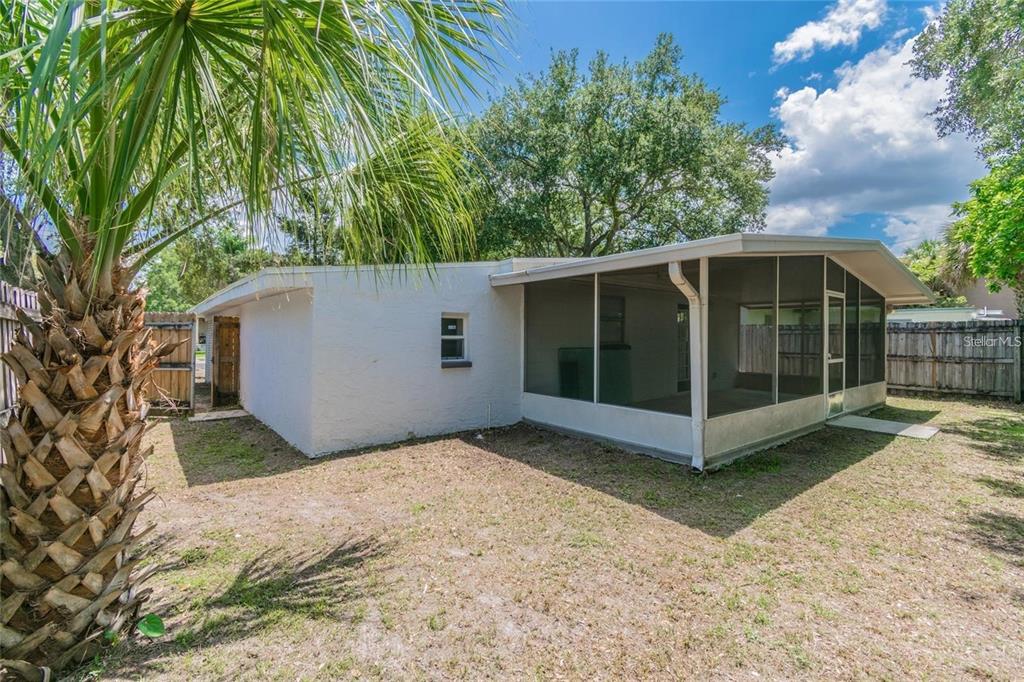 1911 West St Conrad Street Tampa, FL 33607 - Photo 28 of 35 a view of a small yard in front of a house with a large tree