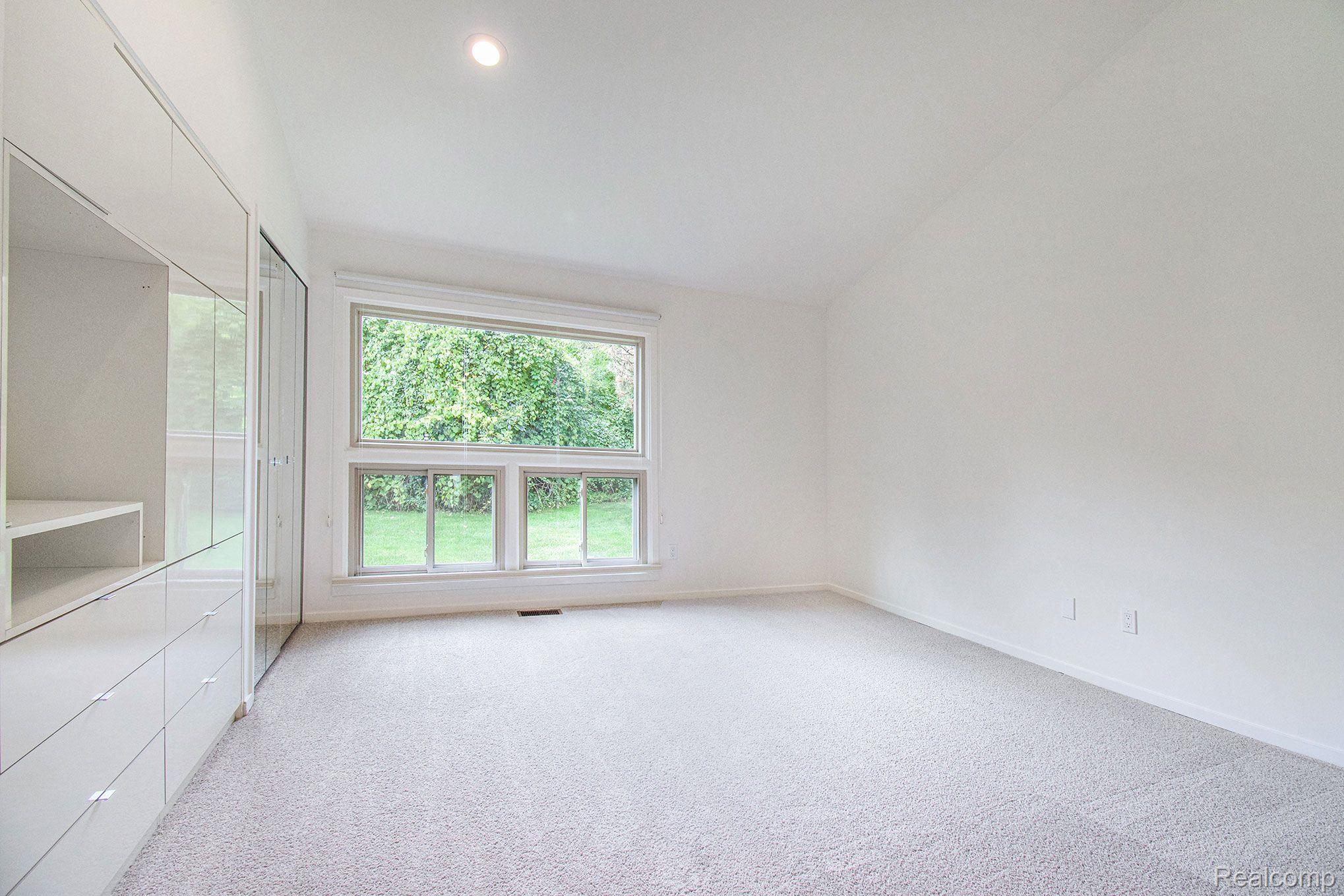 5262 Simpson Lake Road West Bloomfield, MI 48323 - Photo 21 of 39 Primary bedroom
