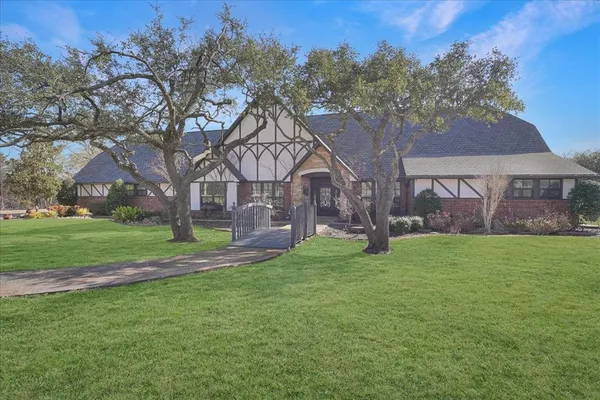 $799,000 | 604 South Hampton Road, Oak Leaf, TX 75154