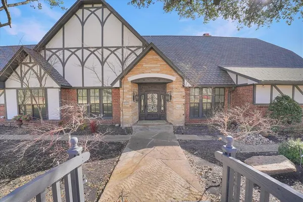 $799,000 | 604 South Hampton Road, Oak Leaf, TX 75154