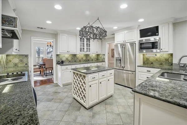 $799,000 | 604 South Hampton Road, Oak Leaf, TX 75154