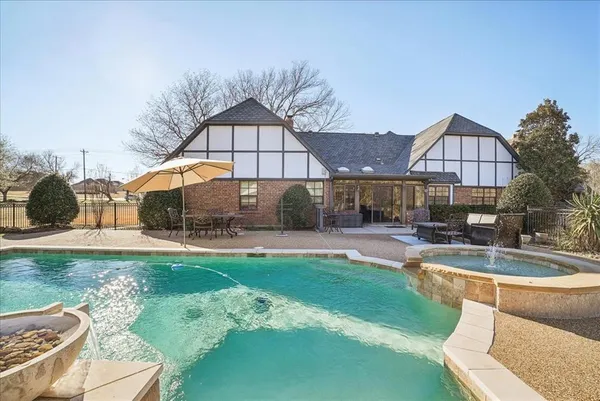 $799,000 | 604 South Hampton Road, Oak Leaf, TX 75154