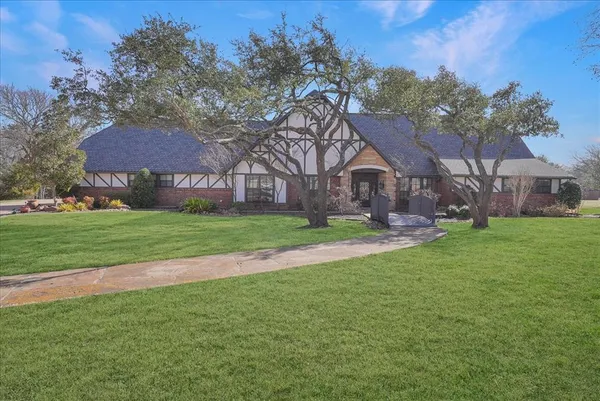 $799,000 | 604 South Hampton Road, Oak Leaf, TX 75154