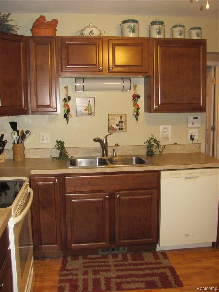1382 Crescent Lane Rochester, MI 48306 - Photo 4 of 24 New Sink, Faucet & Counters