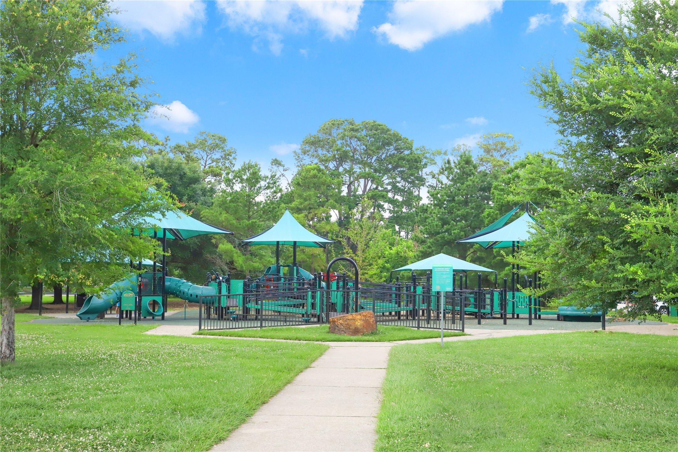 3225 Maxroy Street Houston, TX 77008 - Photo 30 of 30 Just a few-minute drive from Memorial Park, where you can enjoy walking trails, tennis courts, golf, and the conservatory.