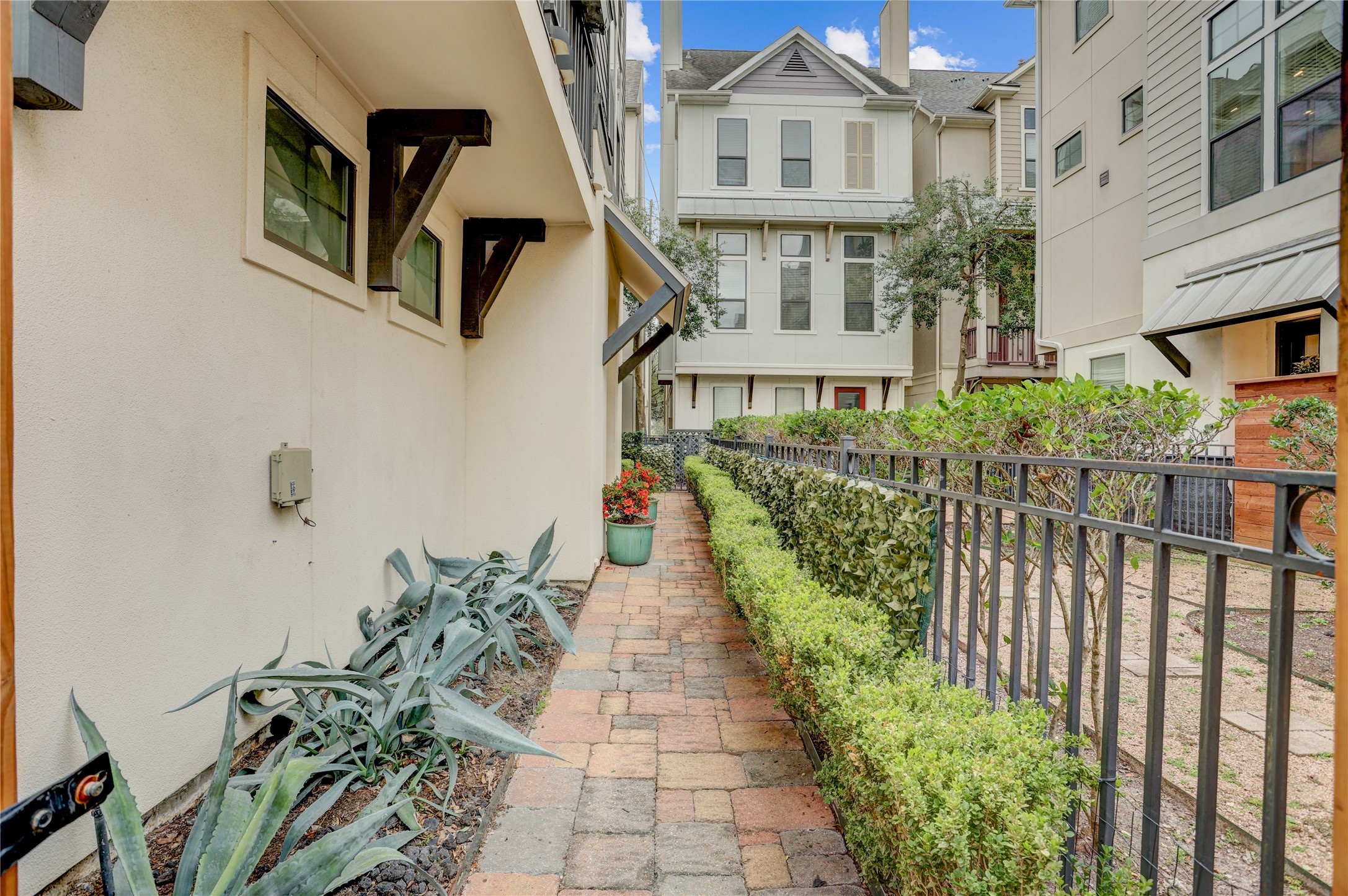 3225 Maxroy Street Houston, TX 77008 - Photo 4 of 30