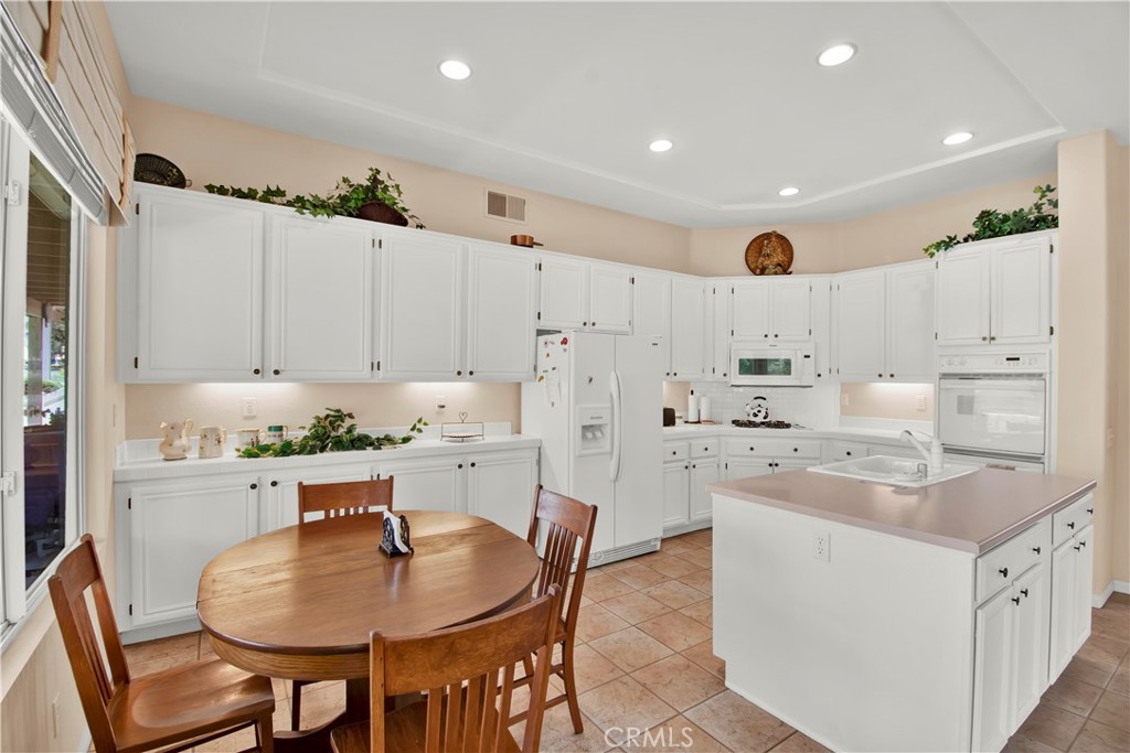 1287 Riviera Avenue Banning, CA 92220 - Photo 15 of 51 Great Cabinet Storage