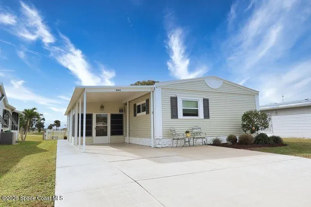 $190,000 | 1043 Royal Palm Drive, Barefoot Bay, FL 32976