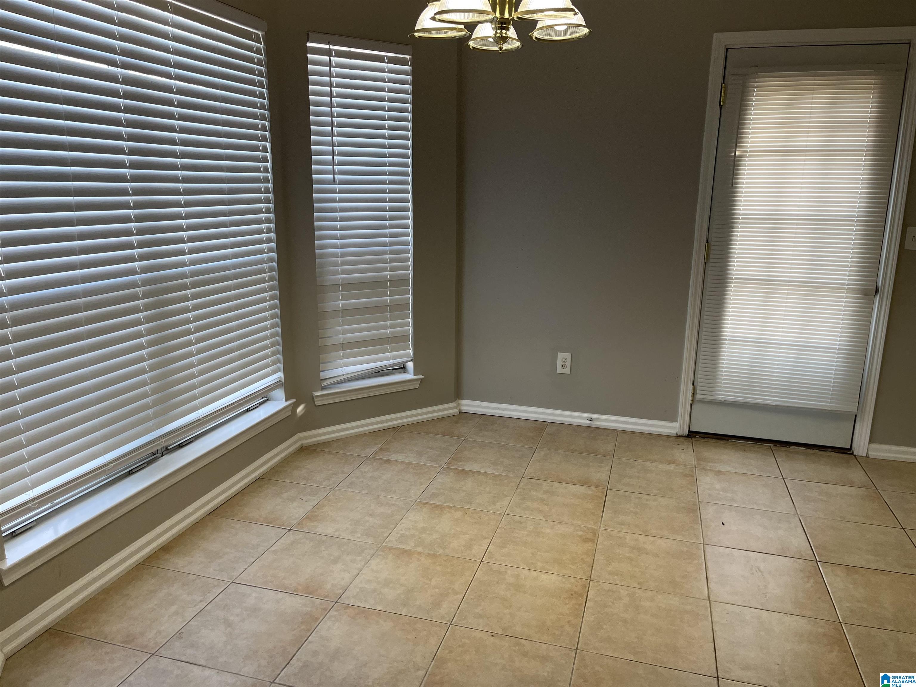 209 Stone Circle Pelham, AL 35124 - Photo 5 of 23