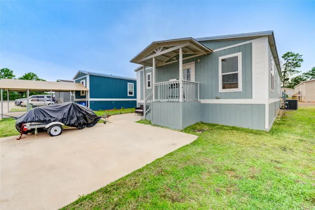 a view of a house with backyard and porch