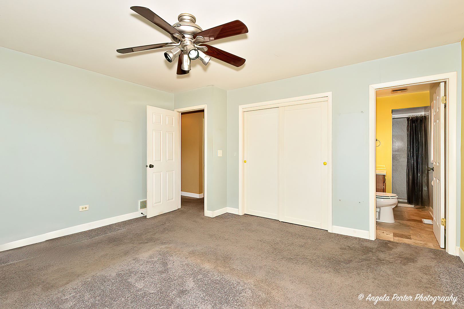 110 Bay Road McHenry, IL 60051 - Photo 14 of 28 an empty room with closet and a ceiling fan