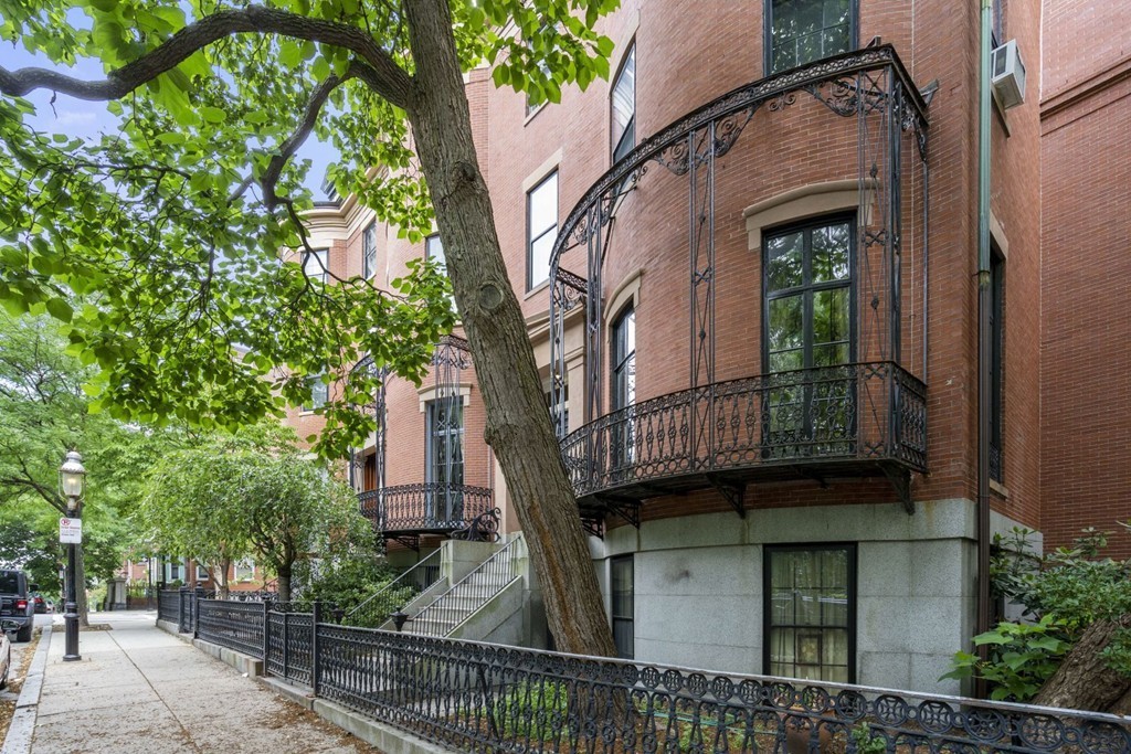 6 Monument Square, Unit 4 Boston, MA 02129 - Photo 35 of 37 front view of a house with a small yard