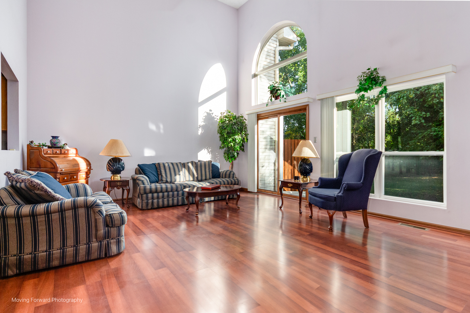 4208 Whitetail Court Joliet, IL 60431 - Photo 10 of 33 a living room with furniture and a large window