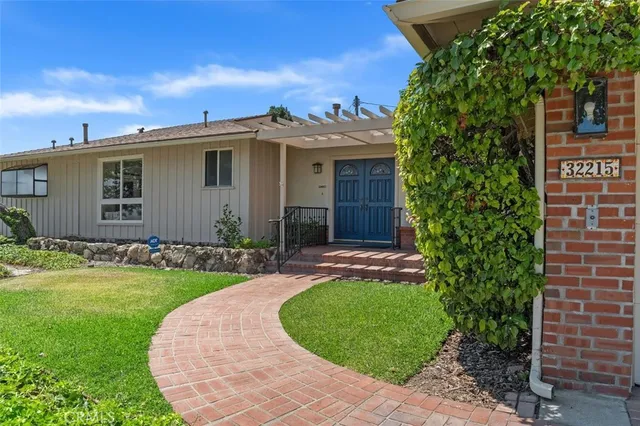 a view of a house with a backyard
