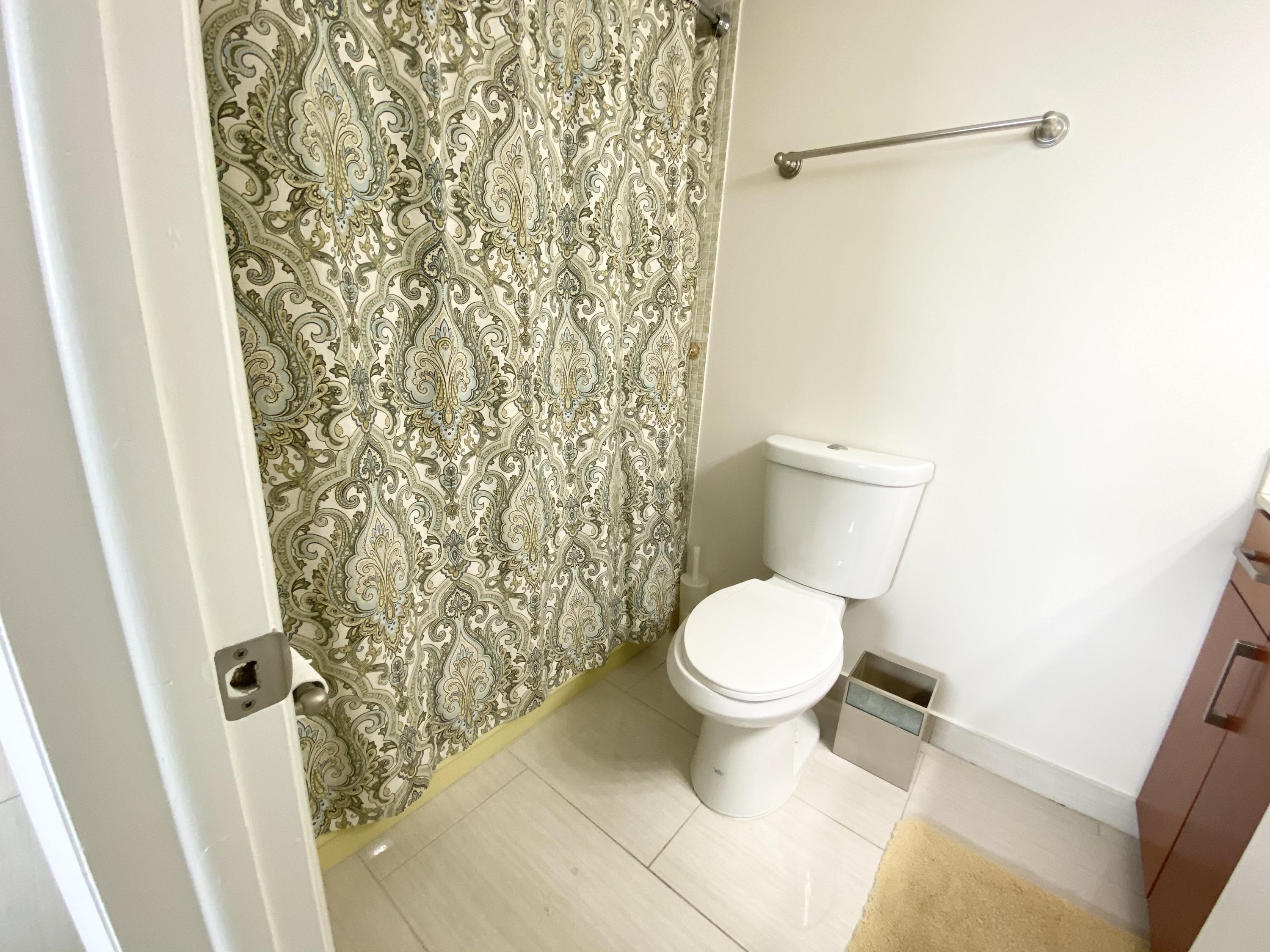 5700 Northwest 2nd Avenue, Unit 702 Boca Raton, FL 33487 - Photo 18 of 28 guest bath
