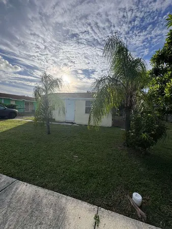 a view of a backyard