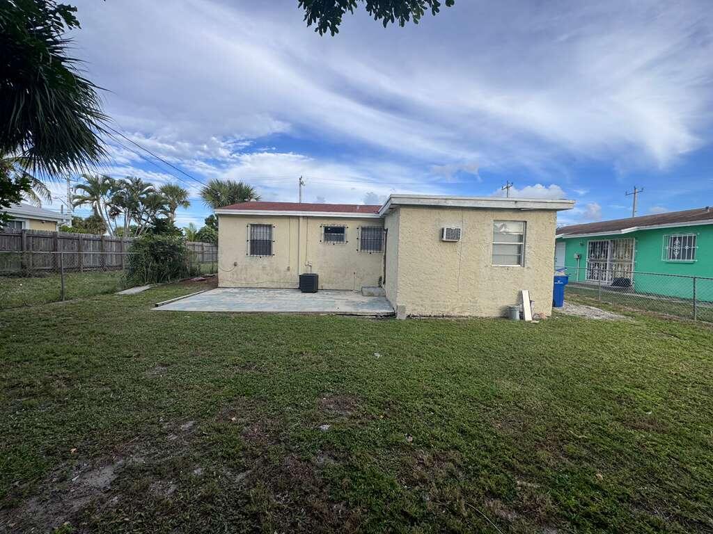 3309 Avenue South Riviera Beach, FL 33404 - Photo 15 of 17 12
