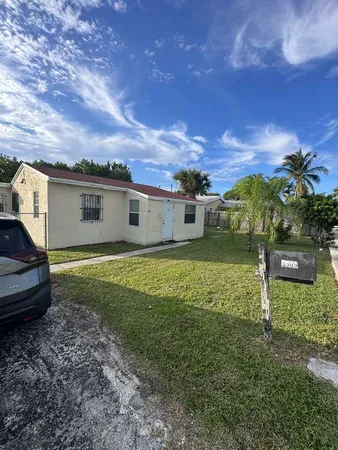 a view of a house with a yard
