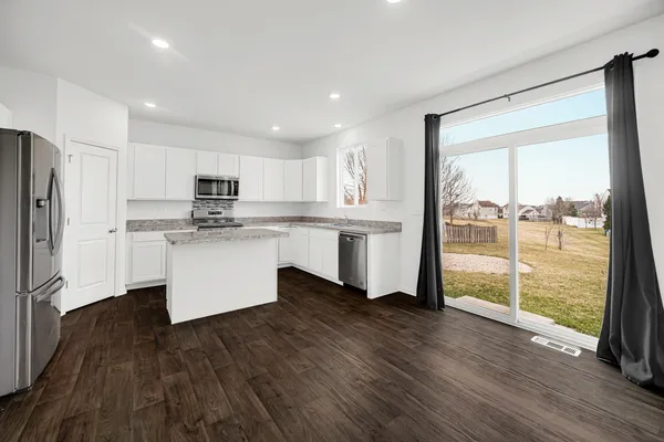 $2,975 | 2155 Greenview Drive, Woodstock, IL 60098