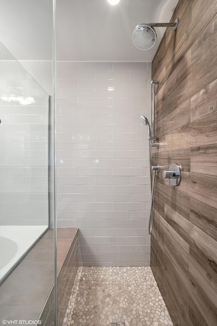 933 West Van Buren Street, Unit 917 Chicago, IL 60607 - Photo 16 of 24 a bathroom with a shower