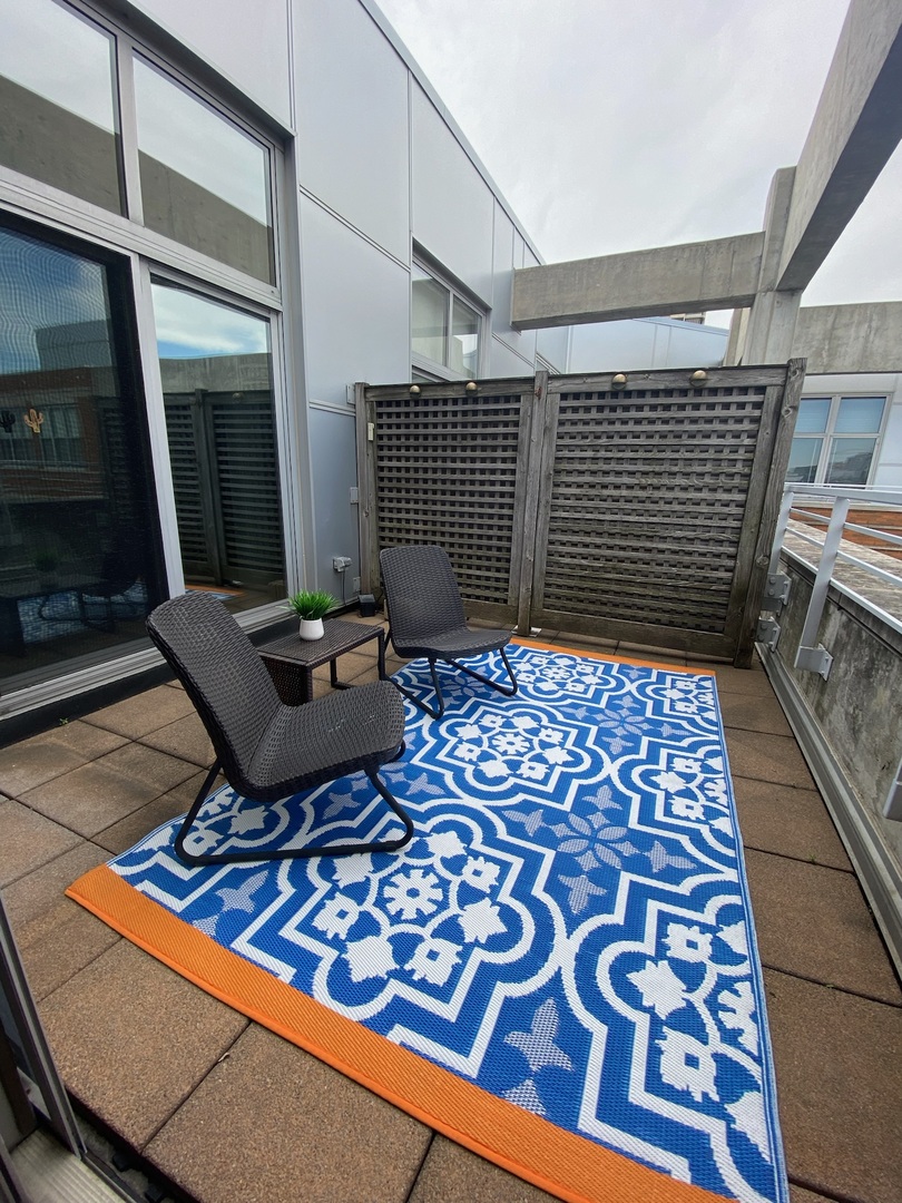 933 West Van Buren Street, Unit 917 Chicago, IL 60607 - Photo 19 of 24 a backyard of a house with table and chairs