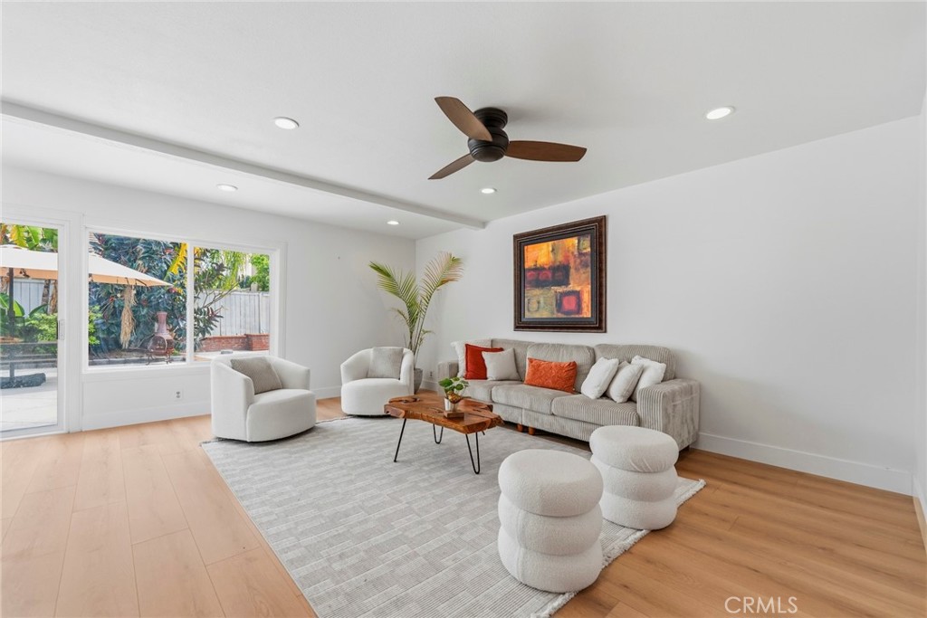 7 Boone Irvine, CA 92620 - Photo 4 of 32 Bright living room