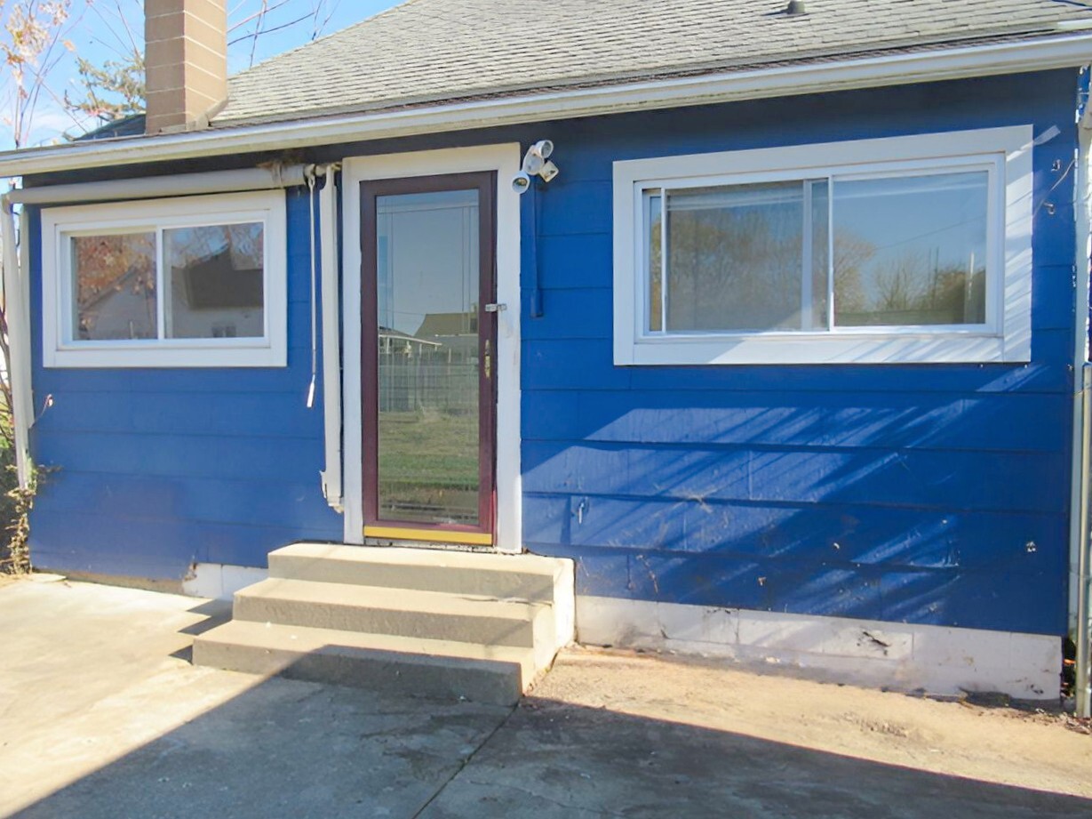 504 South Seminary Street Georgetown, IL 61846 - Photo 14 of 28 a front view of a house with a outdoor space