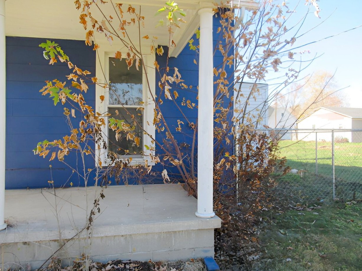 504 South Seminary Street Georgetown, IL 61846 - Photo 16 of 28 a view of a pathway with a building