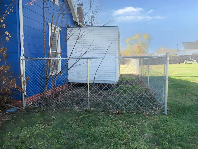 a view of a yard in front of house