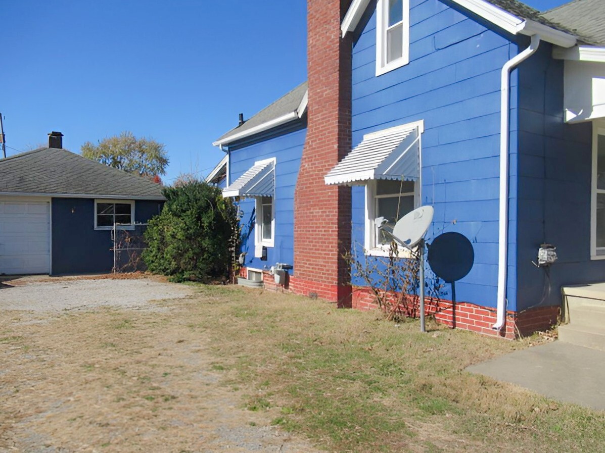 504 South Seminary Street Georgetown, IL 61846 - Photo 2 of 28 a front view of a house with patio