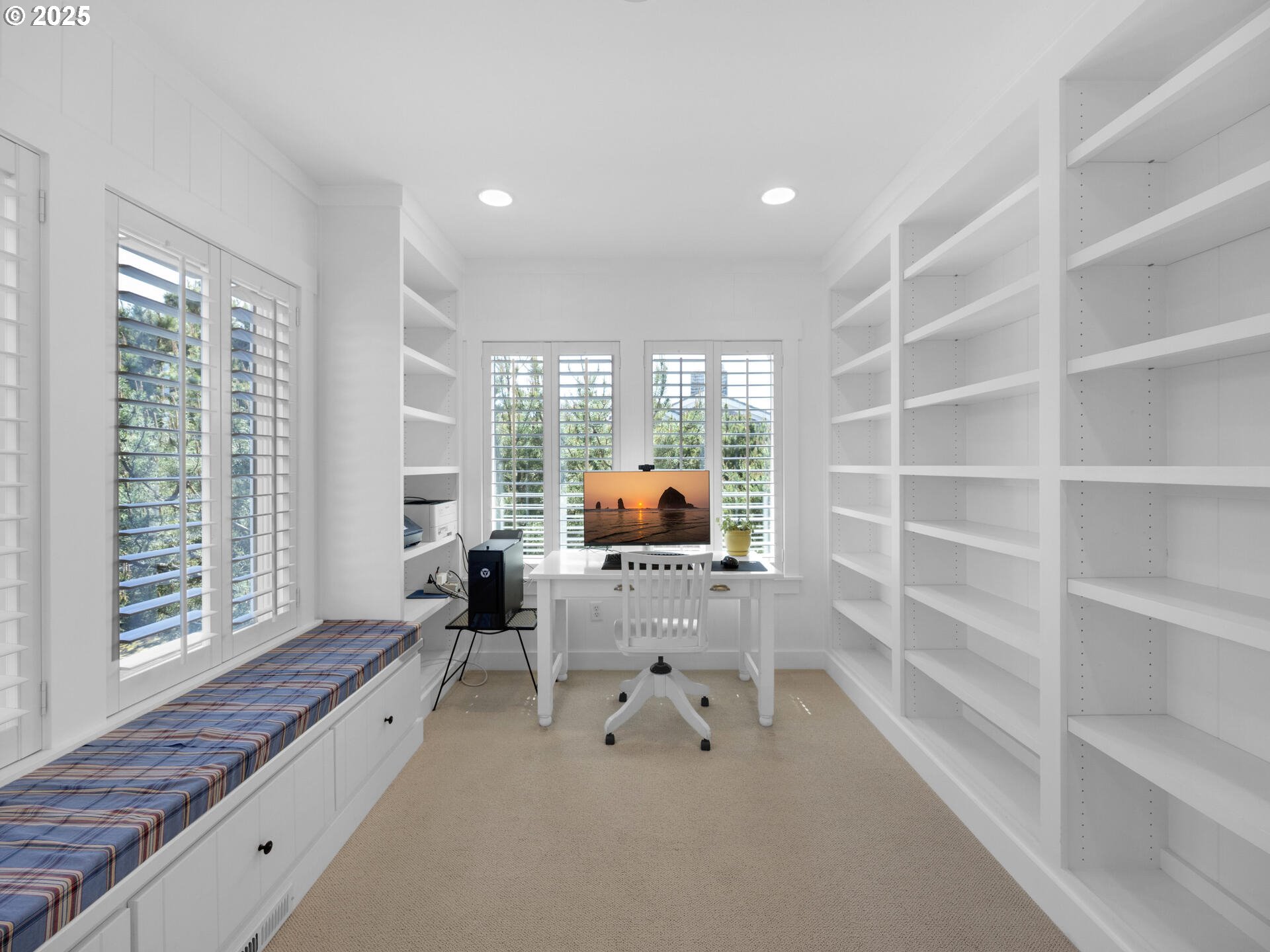 89185 Pinehurst Road Seaside, OR 97138 - Photo 23 of 48 a room with furniture and window